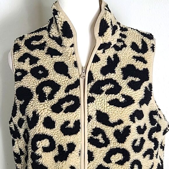 Leopard Sherpa Vest, Zips up the Front, 2 Pockets, Size Medium - Picture 5 of 12